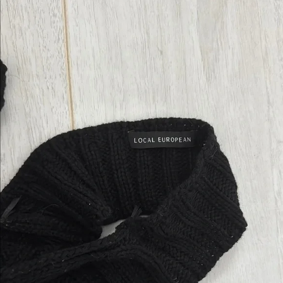 Local European Black Ribbed Knit Halter Top Size Small - Picture 3 of 3